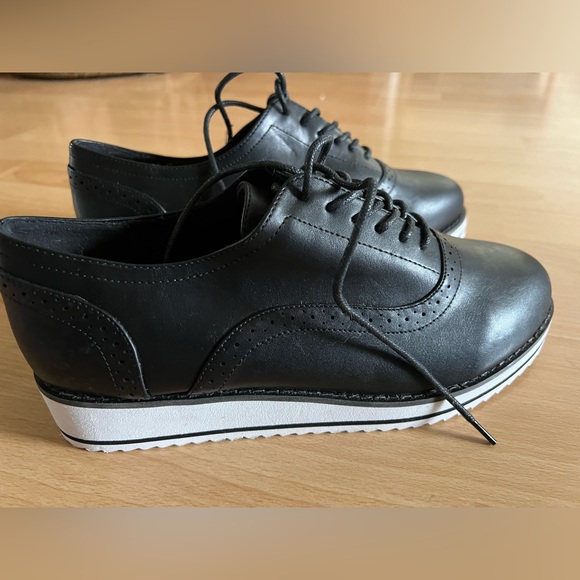 9.5ww Torrid Women’s Black Shoes with white soles - Picture 9 of 11